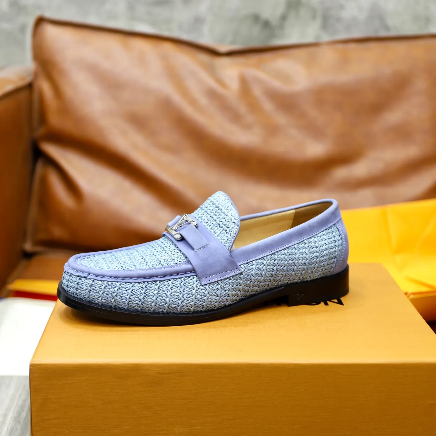 Men's shoes 💰: 💰900LV Louis Vuitton slip-on loafers, top quality products produced in Dongguan, ready for sale! This LV Glove loafer is made of selected soft cowhide, with a slightly wrinkled leather surface and a very high-end texture. Each pair is unique. The leather surface is light and soft, with a fine texture and good luster. It is a classic loafer style, with exquisite handmade mark stitching on the toe, and a square toe configuration to highlight the classic style. The horizontal band has hot-printed LV three-dimensional letters, semi-solid handcrafts and a genuine leather outsole, and a rubber patch on the heel to create wear-resistant performance and comfort. One of the must-have loafers for men! Comes with full original packaging! Code number: 38-39-40-41-42-43-44 (38, 45, 46 customized) standard leather shoe code